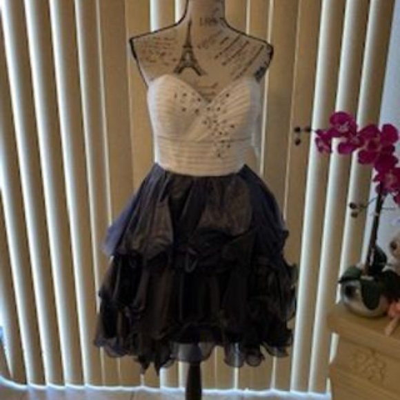 *CLEARANCE* FLIRTY NAVY/WHITE 0EMBELLISHED SHORT FORMAL DRESS SIZE 10 - Picture 2 of 4